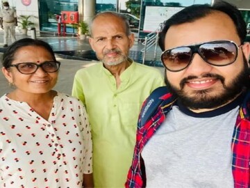 কুঁড়েঘরে টিউশন পড়িয়ে শুরু, আজ হাজার কোটি টাকার মালিক! দেশের সবচেয়ে 'ধনী' শিক্ষক তিনিই!