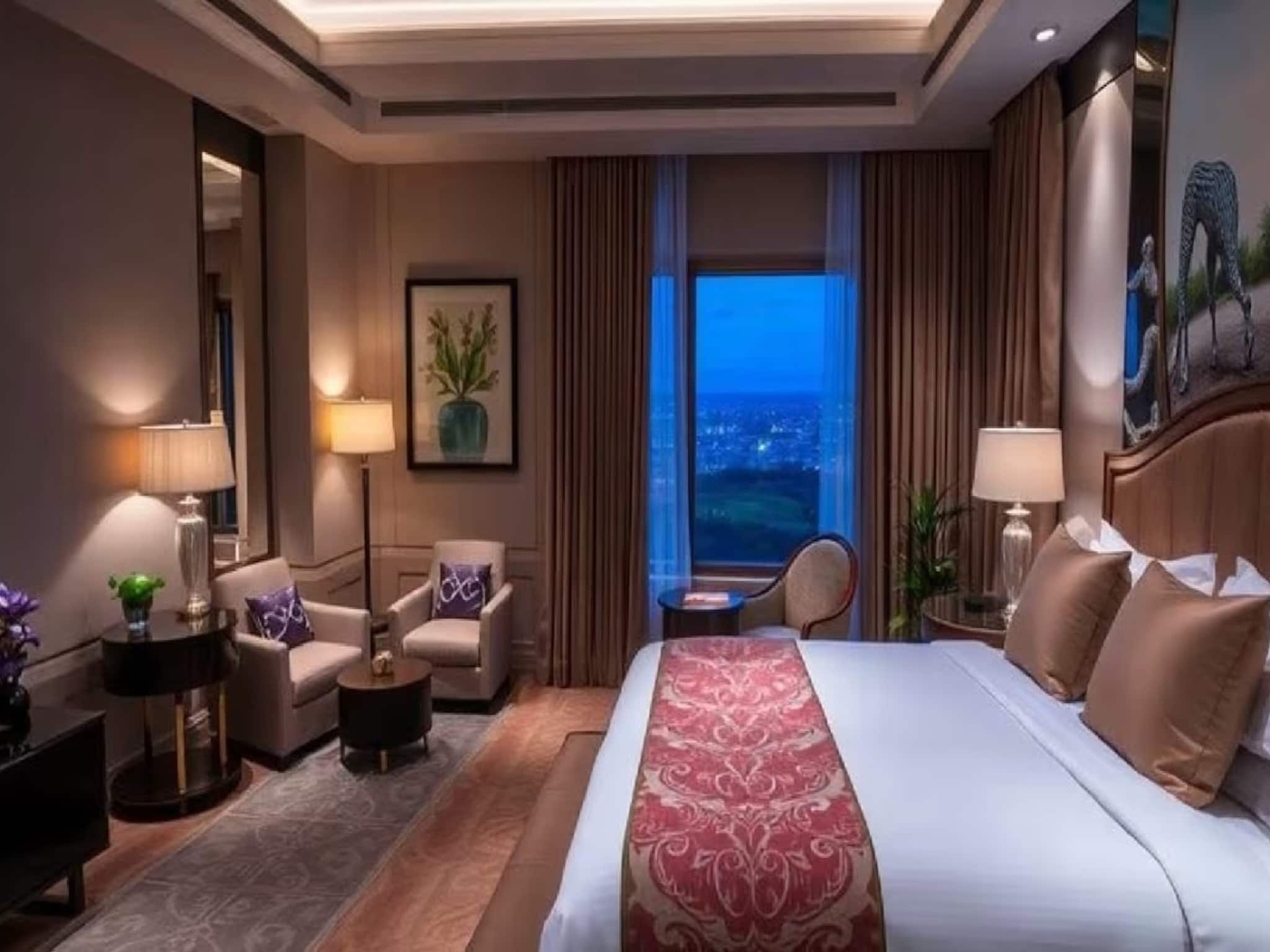 হোটেল রুমে লুকানো ক্যামেরা আছে কি না বুঝবেন কী ভাবে? জেনে নিন ৫টি সহজ উপায়