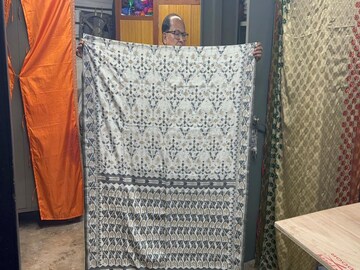 দারিদ্রে দিন কাটত, কালনার সেই তাঁতিই আজ বিশ্ববিখ্যাত, তৈরি করছেন লাখ-লাখ টাকার শাড়ি