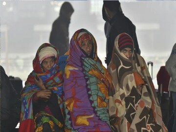 শুক্রবার দুপুর গড়ালেই আবহাওয়ার 'মেগা' খেলা...! এক ধাক্কায় আচমকা কতটা নামবে পারদ? জানুন