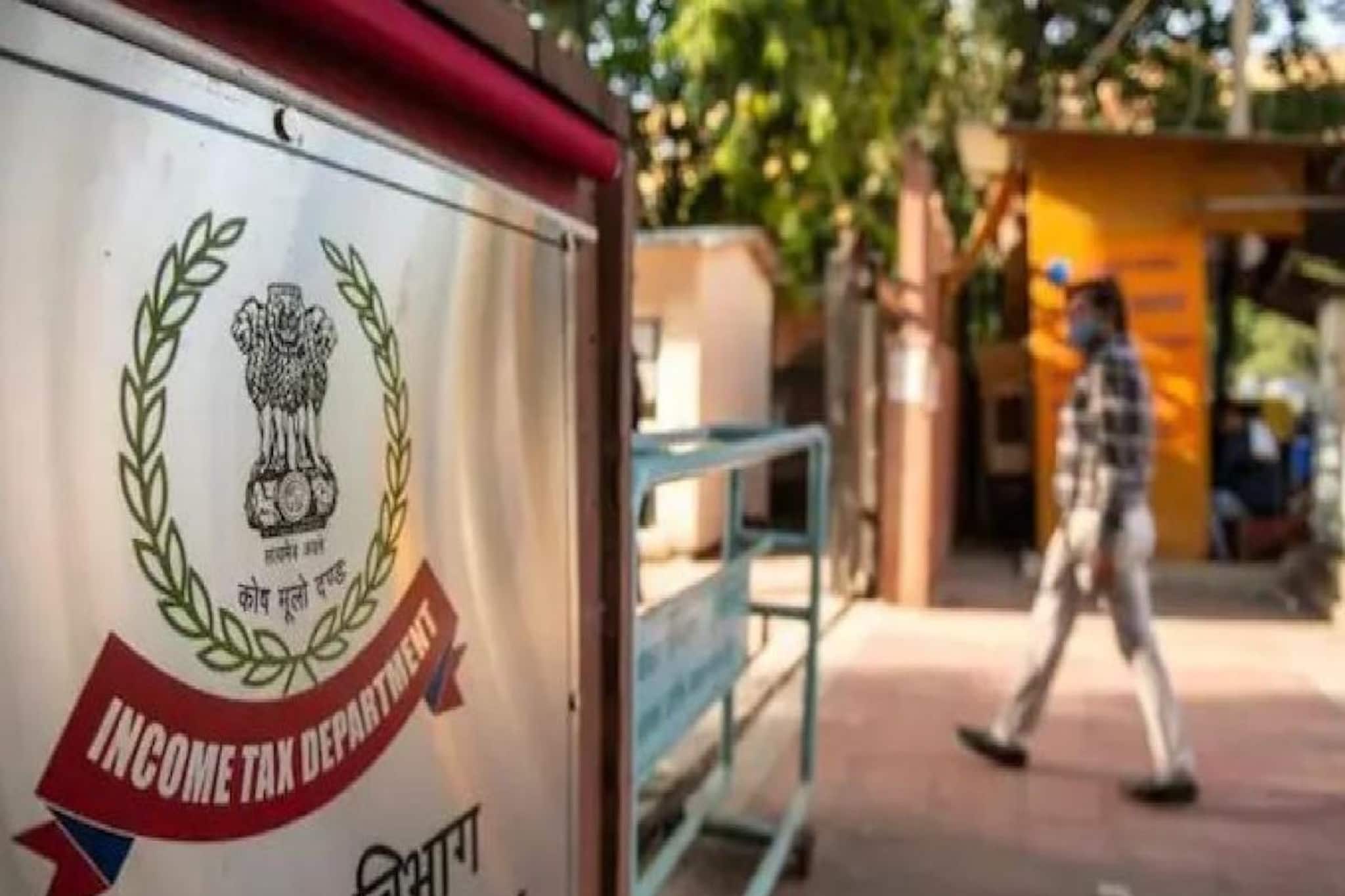 অফিসে IT রেইড চলাকালীন নিজেকে গুলি করে শেষ করে দেওয়ার অভিযোগ জনপ্রিয় ব্যবসায়ীর বিরুদ্ধে