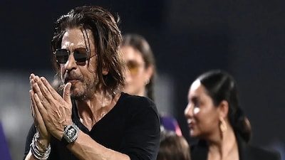 কলকাতা: মুস্তাফিজুর রহমানকে ছেড়ে দেওয়ার জন্য বিসিসিআইয়ের হঠাৎ নির্দেশের ফলে ইন্ডিয়ান প্রিমিয়ার লিগ (আইপিএল) ২০২৬ মরশুমে আগে কলকাতা নাইট রাইডার্স (কেকেআর) এক অদ্ভুত পরিস্থিতিতে পড়েছে। ৯.২০ কোটি টাকা বাংলাদেশি পেসারকে কিনতে চেন্নাই সুপার কিংসের সঙ্গে নিলাম টেবলের লড়াইতে জিতে মুস্তাফিজুরকে দলে পেয়েছিল৷ কেকেআর এখন নতুন মরশুমে একটিও ডেলিভারি না করিয়েই তাদের মার্কি বিদেশি পেসারকে হারাল৷