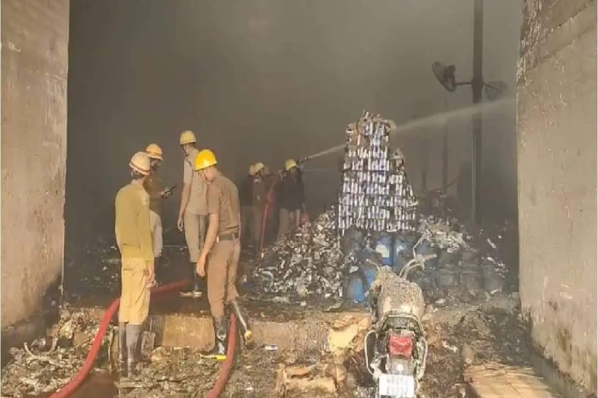 লেকটাউনে ভয়াবহ আগুন! দাউদাউ করে জ্বলে গেল জমজমাট রেস্তোরাঁ