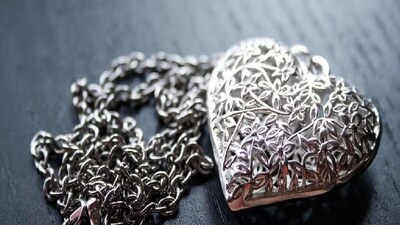 দেড় কাপ জলের মধ্যে আধ কাপ গুঁড়ো দুধ ও ১ টেবিল চামচ লেবুর রস মিশিয়ে সারারাত ডুবিয়ে রাখুন রুপোর গয়না। পরের দিন নতুনের মতো চকচকে হবে। 