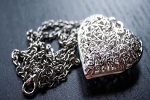 Silver Jewellery Cleaning Hacks: সাজে-দামে সোনাকে টেক্কা দিচ্ছে রুপো, পুরনো রুপোর গয়নার কালো ছোপ তুলবেন কীভাবে? রইল ম্যাজিক টিপস