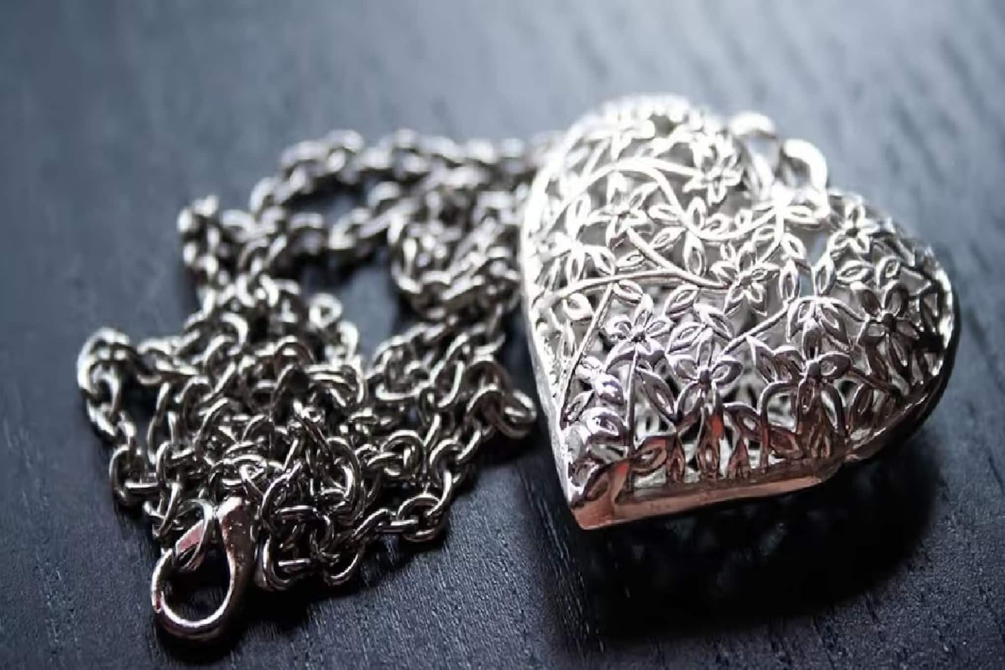 সাজে-দামে সোনাকে টেক্কা দিচ্ছে রুপো, পুরনো রুপোর গয়নার কালো ছোপ তুলবেন কীভাবে? রইল উপায়