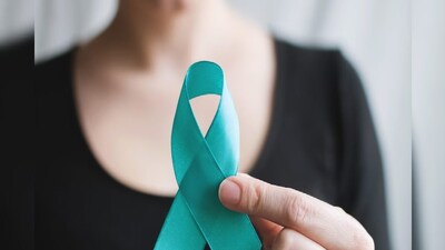 ম্যাক্স সুপার স্পেশালিটি হাসপাতাল, শালিমার বাগের মেডিকেল অনকোলজির পরামর্শদাতা ও ইউনিট প্রধান ডা. অভিনব নারওয়ারিয়া ব্যাখ্যা করেন যে, যদিও বেশিরভাগ এইচপিভি সংক্রমণ নিজে থেকেই সেরে যায়, তবে উচ্চ-ঝুঁকিপূর্ণ েএইচপিভি-তে দীর্ঘস্থায়ী সংক্রমণ জরায়ুমুখে পরিবর্তন ঘটাতে পারে, যা সময়ের সঙ্গে সঙ্গে ক্যানসারে পরিণত হতে পারে। যে সকল অল্পবয়সী নারী জীবনের শুরুতে এইচপিভি দ্বারা সংক্রমিত হন, তাঁদের ক্ষেত্রে এই পরিবর্তনগুলো তীব্র হওয়ার জন্য সময় লাগে।