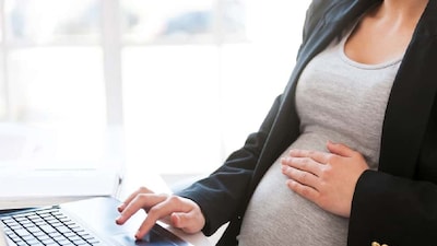 বয়স এবং ধারণা সম্পর্কে সাধারণ মিথএকটি ব্যাপক প্রচলিত মিথ হল যে একটি সুস্থ জীবনধারা বজায় রাখা বয়স-সম্পর্কিত উর্বরতা হ্রাসকে সম্পূর্ণরূপে অগ্রাহ্য করতে পারে। যদিও ভাল পুষ্টি, ব্যায়াম এবং স্ট্রেস ম্যানেজমেন্ট সামগ্রিক প্রজনন স্বাস্থ্যকে সমর্থন করে, তবুও তারা ডিম্বাণুর জৈবিক বার্ধক্যকে বিপরীত দিকে ঘুরিয়ে দিতে পারে না। আরেকটি ভুল ধারণা হল যে সহায়তাপ্রাপ্ত প্রজনন প্রযুক্তি যে কোনও বয়সে গর্ভাবস্থা নিশ্চিত করতে পারে। চিকিৎসাগত হস্তক্ষেপ গর্ভধারণকে সমর্থন করতে পারে ঠিকই, কিন্তু সাফল্যের হার এখনও বয়স-সম্পর্কিত কারণগুলির দ্বারাই প্রভাবিত হয়ে থাকে।