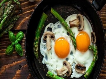 ডিমের কুসুমে রক্তের দাগ, খেয়াল করেছেন কখনও? এমন ডিম খেয়ে ফেললে শরীরে কী হয়? জেনে নিন