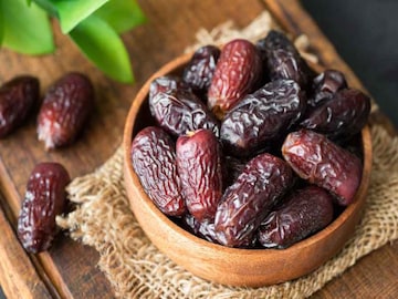 শীতে রোজ রাতে ৩টি করে খেজুর খান, পুষ্টিবিদ বলছেন, জীবন-যৌবন বদলে যেতে পারে! উপকার জানুন শীতে রোজ রাতে ৩টি করে খেজুর খান, পুষ্টিবিদ বলছেন, জীবন-যৌবন বদলে যেতে পারে! উপকার জানুন