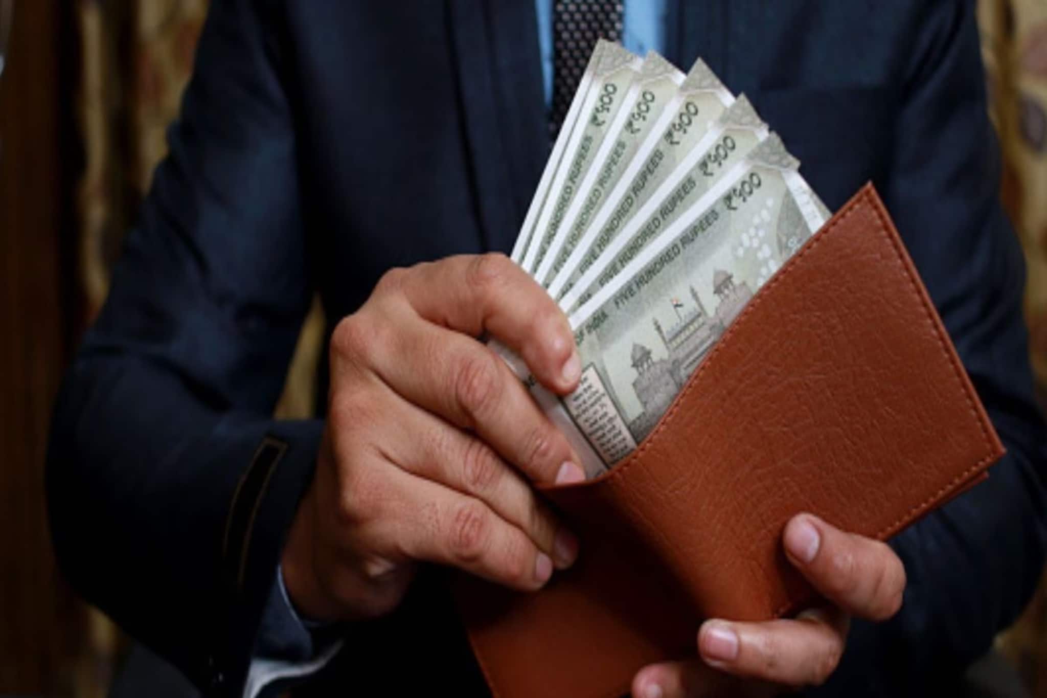 আপনার বেতন কি ৫০ হাজার টাকা ? মাসে কত টাকা সঞ্চয় করা সঠিক হবে ?