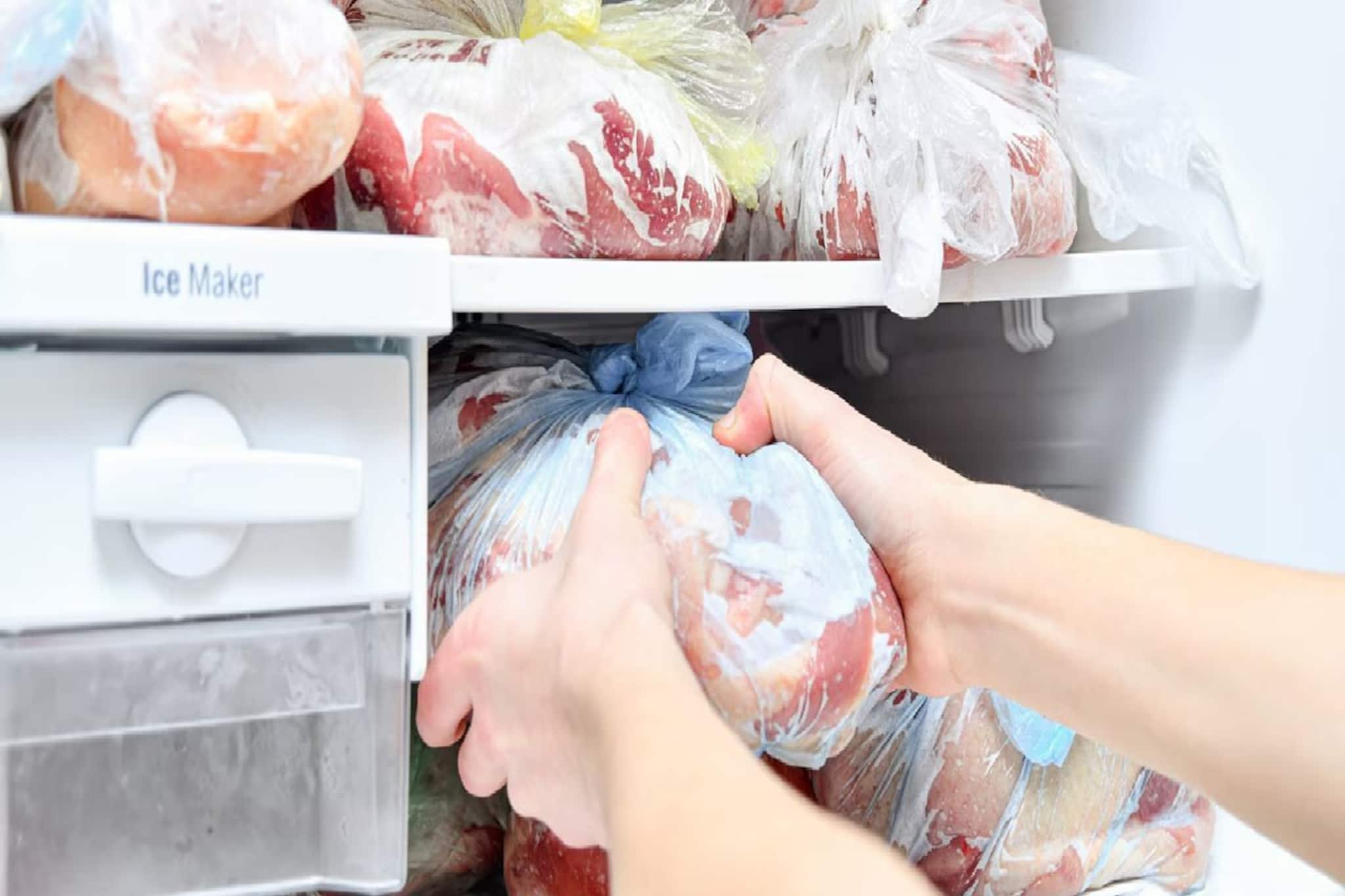 মাছ-মাংস ফ্রিজে কতদিন রাখা নিরাপদ? স্বাস্থ্য বাঁচাতে হলে 'সময়' জানুন, রইল বিশেষজ্ঞের টিপস মাছ-মাংস ফ্রিজে কতদিন রাখা নিরাপদ? স্বাস্থ্য বাঁচাতে হলে 'সময়' জানুন, রইল বিশেষজ্ঞের টিপস