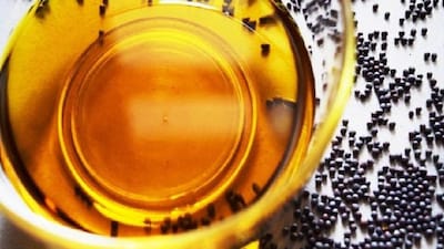 সরষের তেল ও হলুদের মালিশ: সরষের তেল ও হলুদ একসঙ্গে মিশিয়ে নিয়ে ব্যথার জায়গায় মালিশ করতে পারেন ৷ সরষের তেলে অ্যান্টি সেপটিক ও অ্যান্টি মাইক্রোবেল প্রপাটিজ থাকে ৷