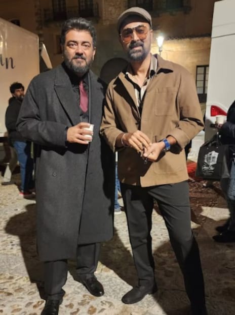 ভারতের হাতে গোনা কয়েকজন অভিনেতার পাইলট লাইসেন্স রয়েছে। এর মধ্যে রয়েছেন তামিল অভিনেতা অজিত৷ বিমান এবং বিমান-মডেলিংয়ের ক্ষেত্রে অজিতের আগ্রহের কারণে, চেন্নাইয়ের এমআইটি তাঁকে ড্রোন এবং হেলিকপ্টার সম্পর্কিত প্রকল্পের পরামর্শদাতা এবং 'হেলিকপ্টার পরীক্ষামূলক পাইলট' হিসেবে নিয়োগ করেছে। অজিতকে অনুসরণ করে এবং তাঁকে অনুপ্রেরণা হিসেবে গ্রহণ করে, অভিনেতা প্রসন্নও বর্তমানে 'বাণিজ্যিক পাইলট' হওয়ার প্রশিক্ষণ নিচ্ছেন। ভারতের হাতে গোনা কয়েকজন অভিনেতার পাইলট লাইসেন্স রয়েছে। এর মধ্যে রয়েছেন তামিল অভিনেতা অজিত৷ বিমান এবং বিমান-মডেলিংয়ের ক্ষেত্রে অজিতের আগ্রহের কারণে, চেন্নাইয়ের এমআইটি তাঁকে ড্রোন এবং হেলিকপ্টার সম্পর্কিত প্রকল্পের পরামর্শদাতা এবং 'হেলিকপ্টার পরীক্ষামূলক পাইলট' হিসেবে নিয়োগ করেছে। অজিতকে অনুসরণ করে এবং তাঁকে অনুপ্রেরণা হিসেবে গ্রহণ করে, অভিনেতা প্রসন্নও বর্তমানে 'বাণিজ্যিক পাইলট' হওয়ার প্রশিক্ষণ নিচ্ছেন।