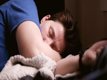 বেশি ঘুম বিপদ, কম ঘুম তো আরও বিপদ! ঘুমের 'পারফেক্ট' সময় কী? জানুন