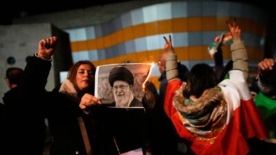 যুদ্ধ পরিস্থিতি ইরানে! নিজেদের আকাশসীমা এবার বন্ধ করে দিল ইরান। একদিকে সেদেশের সর্বোচ্চ নেতা আয়াতোল্লা আলি খামেইনি-বিরোধী বিক্ষোভ, অন্যদিকে বিক্ষোভকারীদের উপর দমন-পীড়ন ইরান সরকারের। যা নিয়ে আমেরিকার ব্যবস্থা নেওয়ার হুঁশিয়ারি। ক্রমবর্ধমান উত্তেজনার মধ্যে মার্কিন হামলার ভয়ে আকাশসীমা বন্ধ করল ইরান। (Photo: AP)