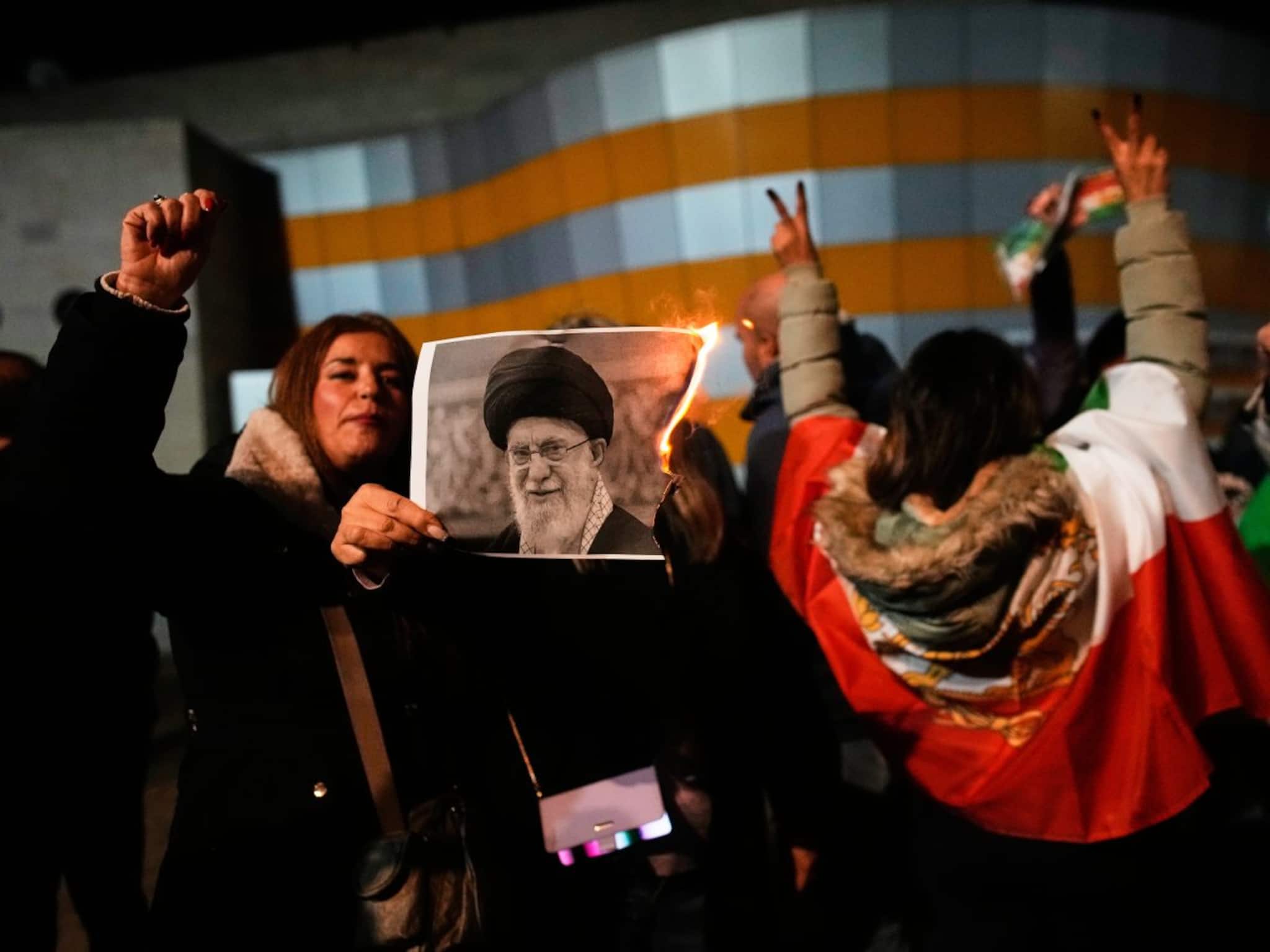 আকাশসীমা বন্ধ করল ইরান ! ট্রাম্পের দাবি মৃত্যুদণ্ডের পরিকল্পনাও বন্ধ তেহরানের, মৃত ৩৪০০ আকাশসীমা বন্ধ করল ইরান ! ট্রাম্পের দাবি মৃত্যুদণ্ডের পরিকল্পনাও বন্ধ তেহরানের, মৃত ৩৪০০