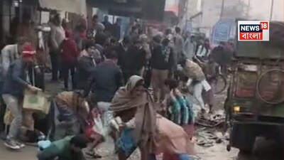 দুর্ঘটনার পর মাছ কুড়োতে ব্যস্ত জনতা৷ ছবি- এক্স