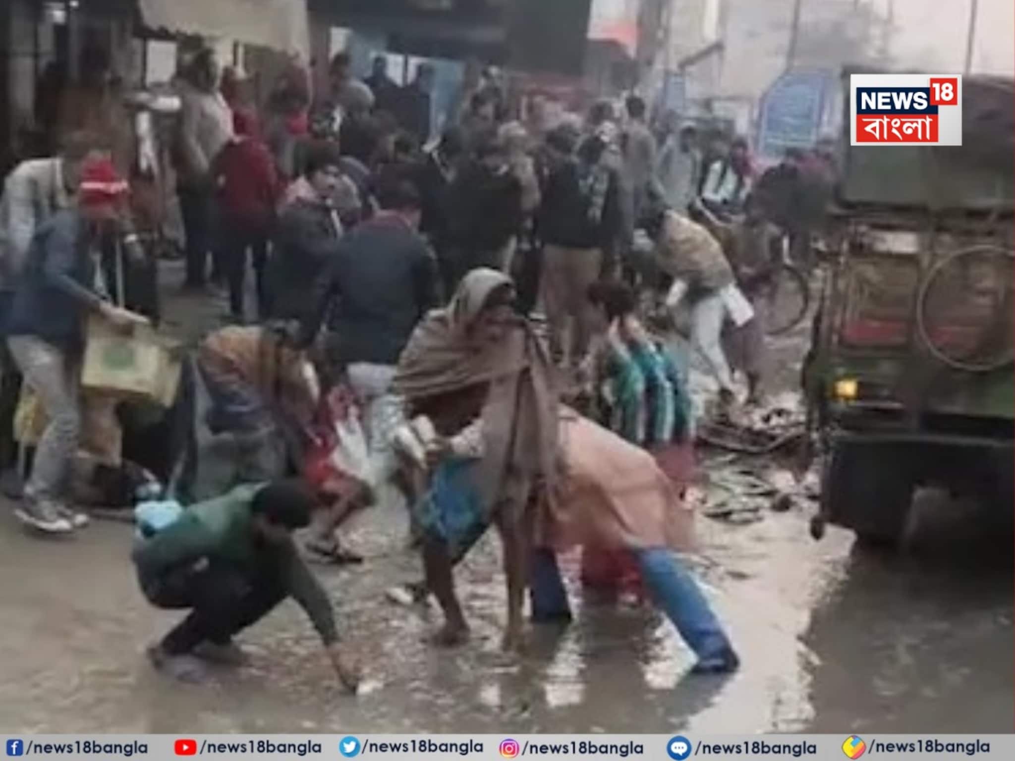 রাস্তায় পড়ে কিশোরের দেহ, মাছ কুড়োতে ব্যস্ত জনতা! বিহারের অমানবিক দৃশ্যে শিউরে উঠল দেশ