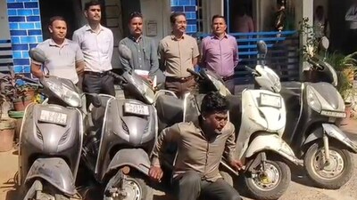 প্রেমে বিশ্বাসঘাতকতা এবং অ্যাক্টিভা চুরি! শুনতে অদ্ভুত লাগতে পারে, কিন্তু আহমেদাবাদের রাস্তায় অ্যাক্টিভা চুরির কারণ হল একজন মহিলার তাঁর স্বামীর প্রতি বিশ্বাসঘাতকতা। অনেকেই হয়তো অনেক চোরের কথা শুনেছেন, কিন্তু এই চোর স্রেফ প্রতিশোধ নেওয়ার জন্য অনেক আহমেদাবাদবাসী এবং পুলিশের রাতের ঘুম উড়িয়ে দিয়েছেন। তিন বছর, ১৫০টি অ্যাক্টিভা এবং ৭১টি অপরাধ- এটি কোনও সিনেমার চিত্রনাট্য নয়; নিখাদ সত্য: আহমেদাবাদে ১০০ বার ধরা পড়া এক আসামি এখন ১০১তমবারের মতো একই অপরাধে ধরা পড়েছে।