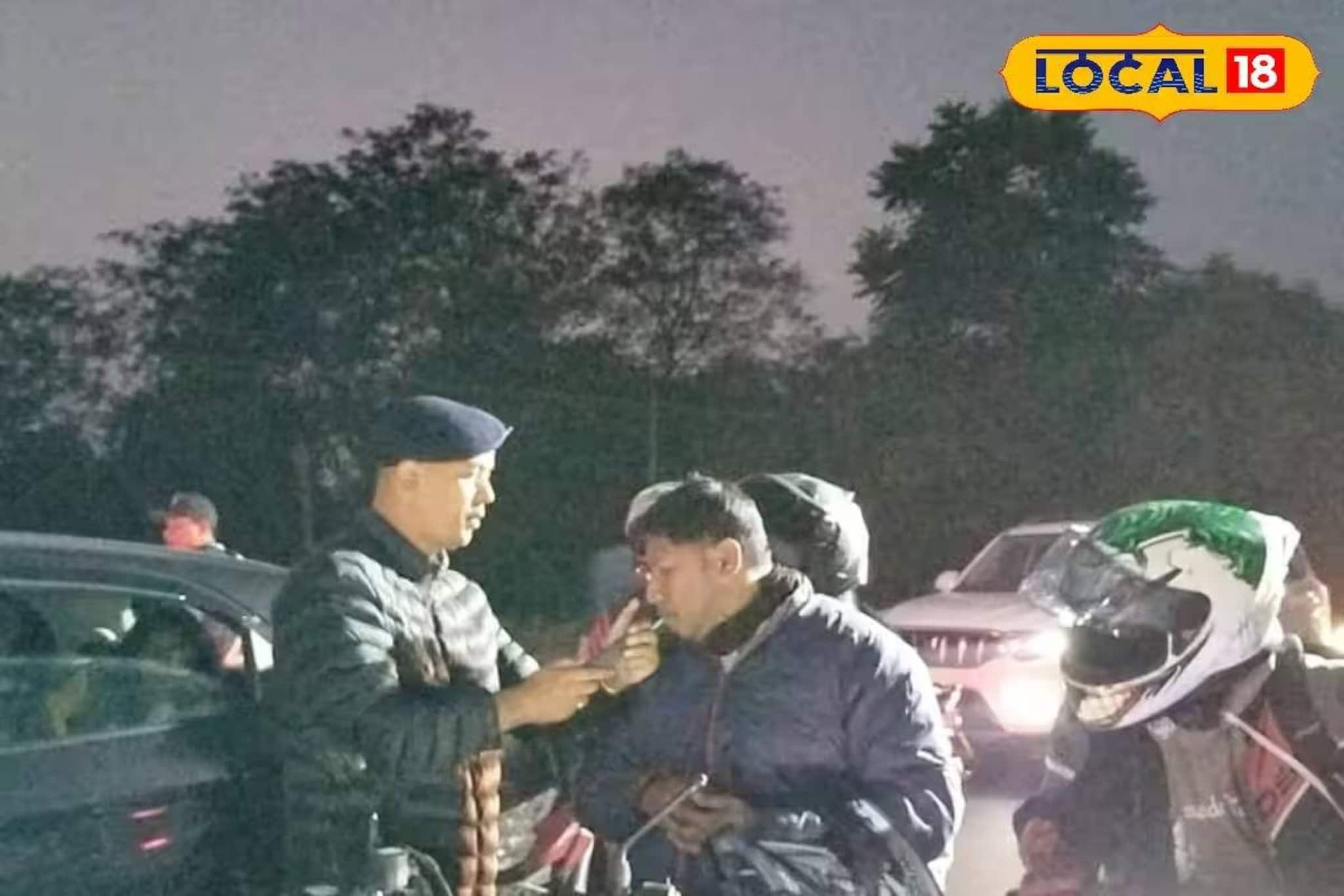 মদ্যপ গাড়ি চালকদের বিরুদ্ধে অভিযান! ব্রেথ অ্যানালাইজার দিয়ে ধরছে ট্রাফিক পুলিশ মদ্যপ গাড়ি চালকদের বিরুদ্ধে অভিযান! ব্রেথ অ্যানালাইজার দিয়ে ধরছে ট্রাফিক পুলিশ