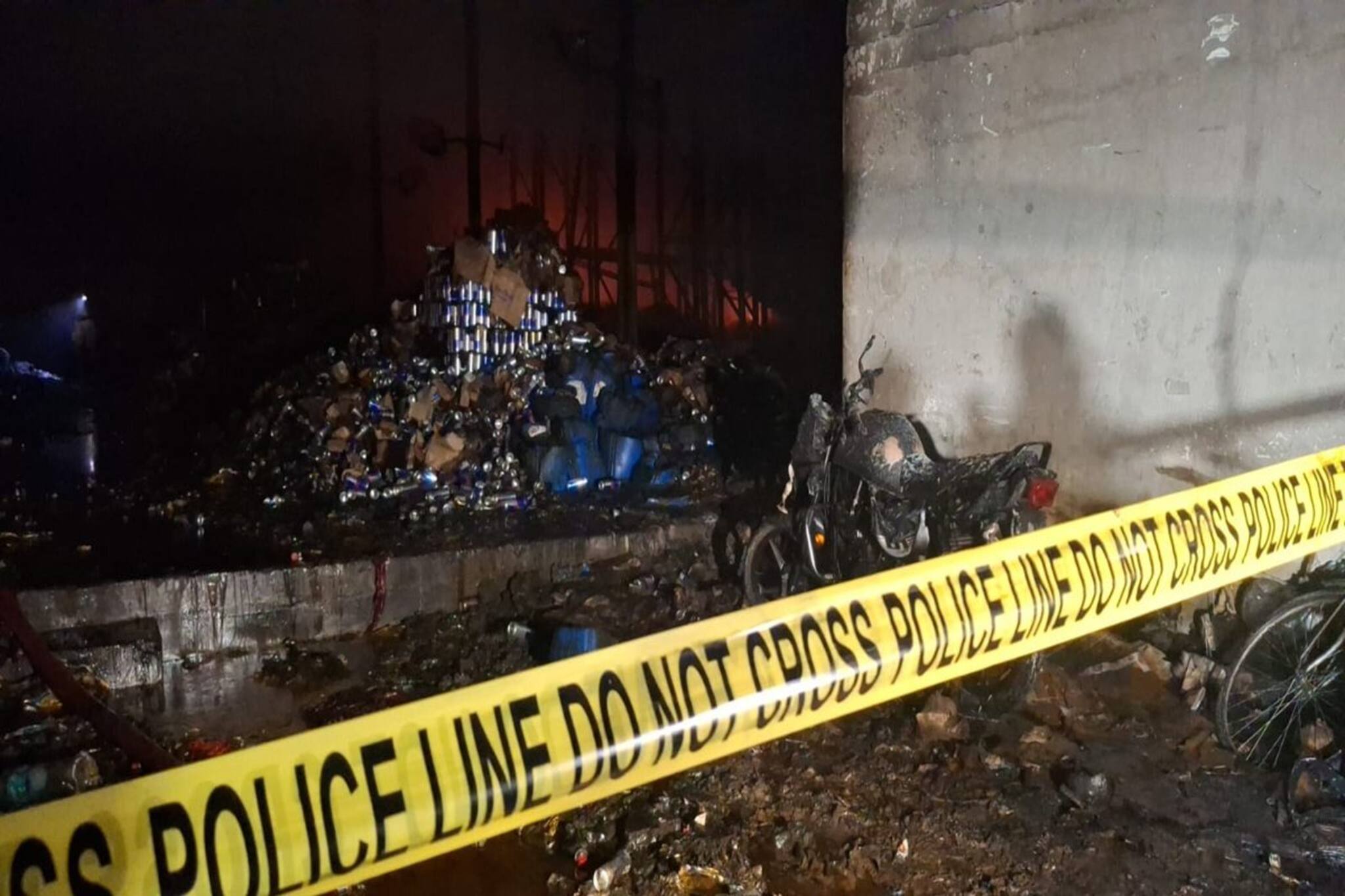 আনন্দপুরের গোডাউনে বিধ্বংসী আগুন, মৃত অন্তত ৮, নিখোঁজ বহু! দেখুন ভিডিও