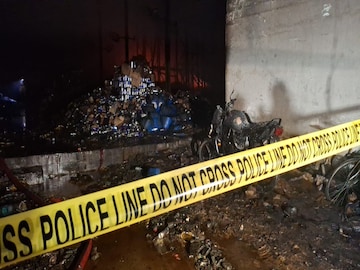 আনন্দপুরের ভয়াবহ অগ্নিকাণ্ডে পরিস্থিতি এখনও গভীর উদ্বেগজনক। ইতিমধ্যে ঘটনাস্থলে নিয়ে আসা হয়েছে হাইড্রা। শুরু হয়েছে উদ্ধার কাজ। কড়া নিরাপত্তায় এলাকা ঘিরে ফেলা হয়েছে। আরও দুটি ঝলসানো দেহ উদ্ধার হয়েছে বুধবার মধ্যরাতে। মৃতের সংখ্যা আরও বাড়ার আশঙ্কা। আনন্দপুরের ভয়াবহ অগ্নিকাণ্ডে পরিস্থিতি এখনও গভীর উদ্বেগজনক। ইতিমধ্যে ঘটনাস্থলে নিয়ে আসা হয়েছে হাইড্রা। শুরু হয়েছে উদ্ধার কাজ। কড়া নিরাপত্তায় এলাকা ঘিরে ফেলা হয়েছে। আরও দুটি ঝলসানো দেহ উদ্ধার হয়েছে বুধবার মধ্যরাতে। মৃতের সংখ্যা আরও বাড়ার আশঙ্কা।