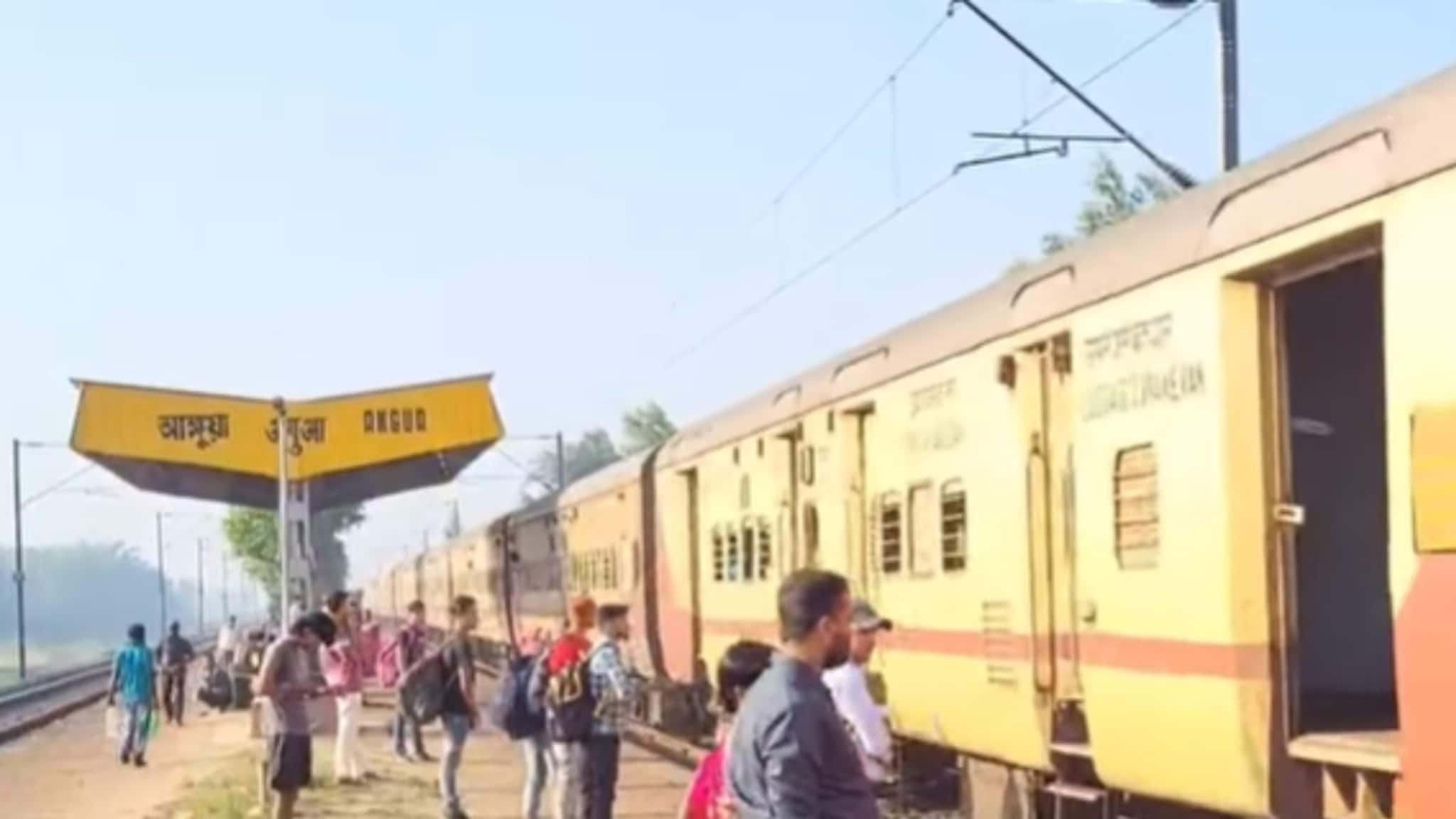 হাতে গোনা কয়েকটি ট্রেন থামে, তবুও বাংলা সীমান্তের এই ছোট্ট স্টেশন ইতিহাসের সাক্ষী