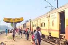 হাতে গোনা কয়েকটি ট্রেন থামে, তবুও বাংলা সীমান্তের এই ছোট্ট স্টেশন ইতিহাসের সাক্ষী