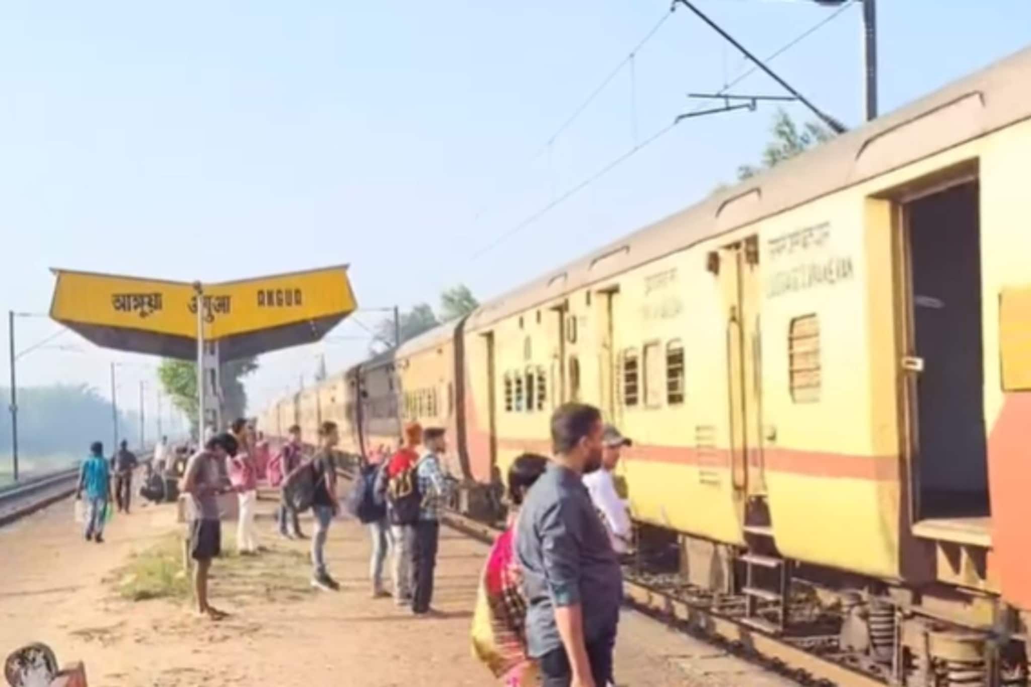 হাতে গোনা কয়েকটি ট্রেন থামে, তবুও বাংলা সীমান্তের এই ছোট্ট স্টেশন ইতিহাসের সাক্ষী হাতে গোনা কয়েকটি ট্রেন থামে, তবুও বাংলা সীমান্তের এই ছোট্ট স্টেশন ইতিহাসের সাক্ষী