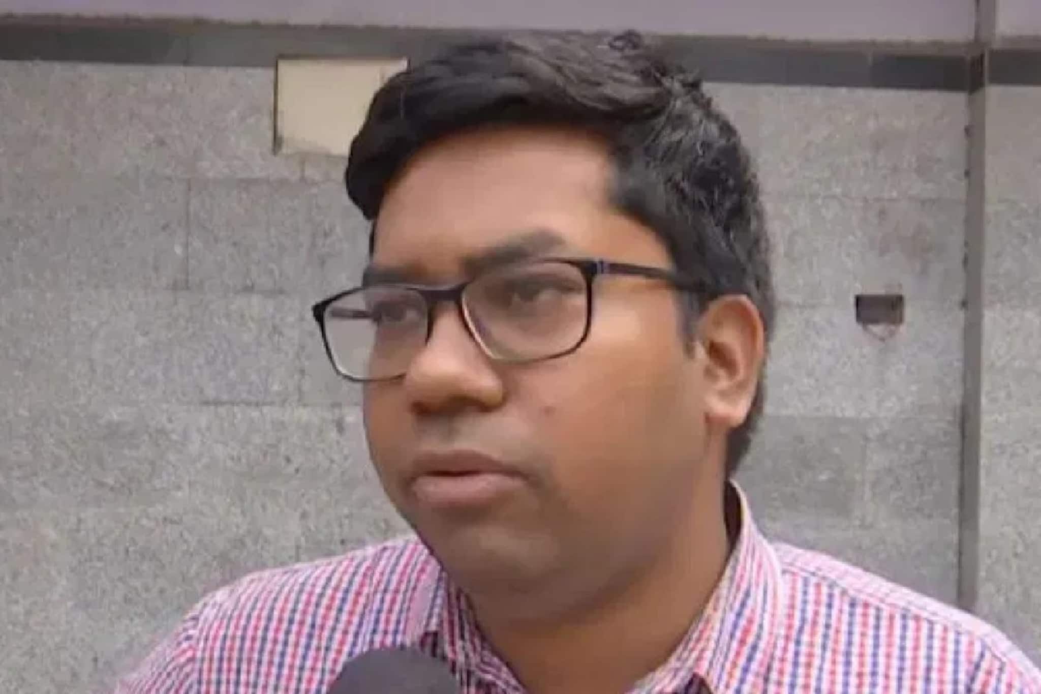 পোস্টিং নিয়ে প্রতিহিংসার রাজনীতি করছে রাজ্য! চিকিৎসক সংগঠনের পদ ছেড়ে দাবি অনিকেতের