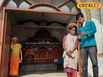 মন্দির প্রাঙ্গণে অর্চনা