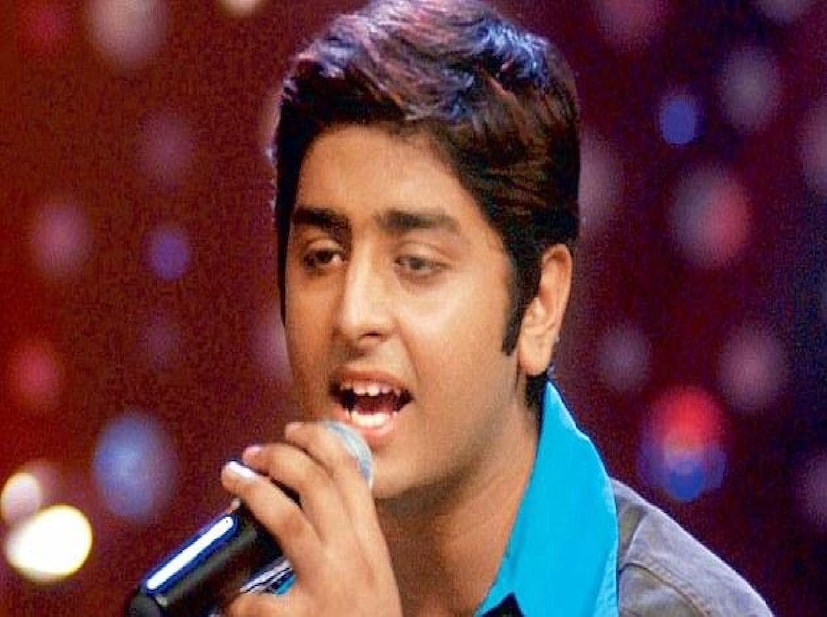 ভারতে সঙ্গীত রিয়েলিটি শোগুলি দীর্ঘদিন ধরে তাৎক্ষণিক খ্যাতি এবং রাতারাতি স্বীকৃতির টিকিট হিসেবে কাজ করে আসছে। ইন্ডিয়ান আইডলের মতো অনুষ্ঠানগুলি শোবিজ ইন্ডাস্ট্রিকে কিছু জনপ্রিয় নাম দিয়েছে, তবে এমন অনেক প্রতিযোগী রয়েছেন যারা ফাইনালে পৌঁছানোর আগেই এলিমিনেশন, প্রত্যাখ্যান বা বিপর্যয়ের মুখোমুখি হয়েছেন। কিন্তু এই শিল্পীরা ব্যর্থতাগুলিকে সিঁড়িতে পরিণত করেছেন এবং আবেগ এবং কঠোর পরিশ্রমের মাধ্যমে সঙ্গীত জগতে বিজয়ীদের চেয়েও বড় নাম তৈরি করেছেন। ভারতে সঙ্গীত রিয়েলিটি শোগুলি দীর্ঘদিন ধরে তাৎক্ষণিক খ্যাতি এবং রাতারাতি স্বীকৃতির টিকিট হিসেবে কাজ করে আসছে। ইন্ডিয়ান আইডলের মতো অনুষ্ঠানগুলি শোবিজ ইন্ডাস্ট্রিকে কিছু জনপ্রিয় নাম দিয়েছে, তবে এমন অনেক প্রতিযোগী রয়েছেন যারা ফাইনালে পৌঁছানোর আগেই এলিমিনেশন, প্রত্যাখ্যান বা বিপর্যয়ের মুখোমুখি হয়েছেন। কিন্তু এই শিল্পীরা ব্যর্থতাগুলিকে সিঁড়িতে পরিণত করেছেন এবং আবেগ এবং কঠোর পরিশ্রমের মাধ্যমে সঙ্গীত জগতে বিজয়ীদের চেয়েও বড় নাম তৈরি করেছেন।