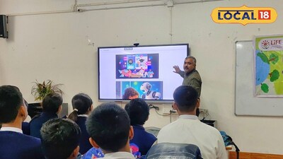 মালদহ কলেজে স্মার্ট ক্লাসরুমে এআই ক্লাস