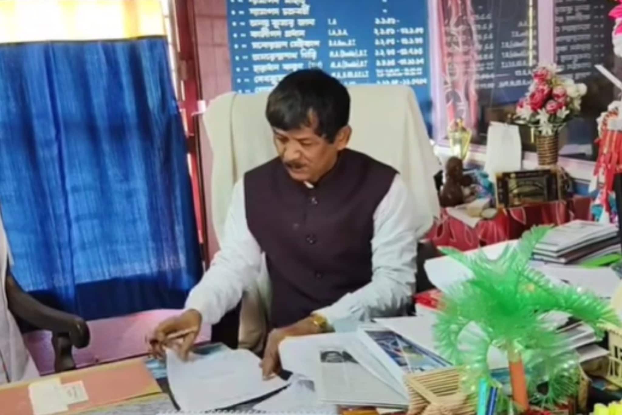 নিজের পড়ার জন্য ৩৫০ টাকার চেয়ে ফেলেছিলেন চোখের জল! এখন তাঁর হাতেই তৈরি বহু গবেষক-অধ্যাপক