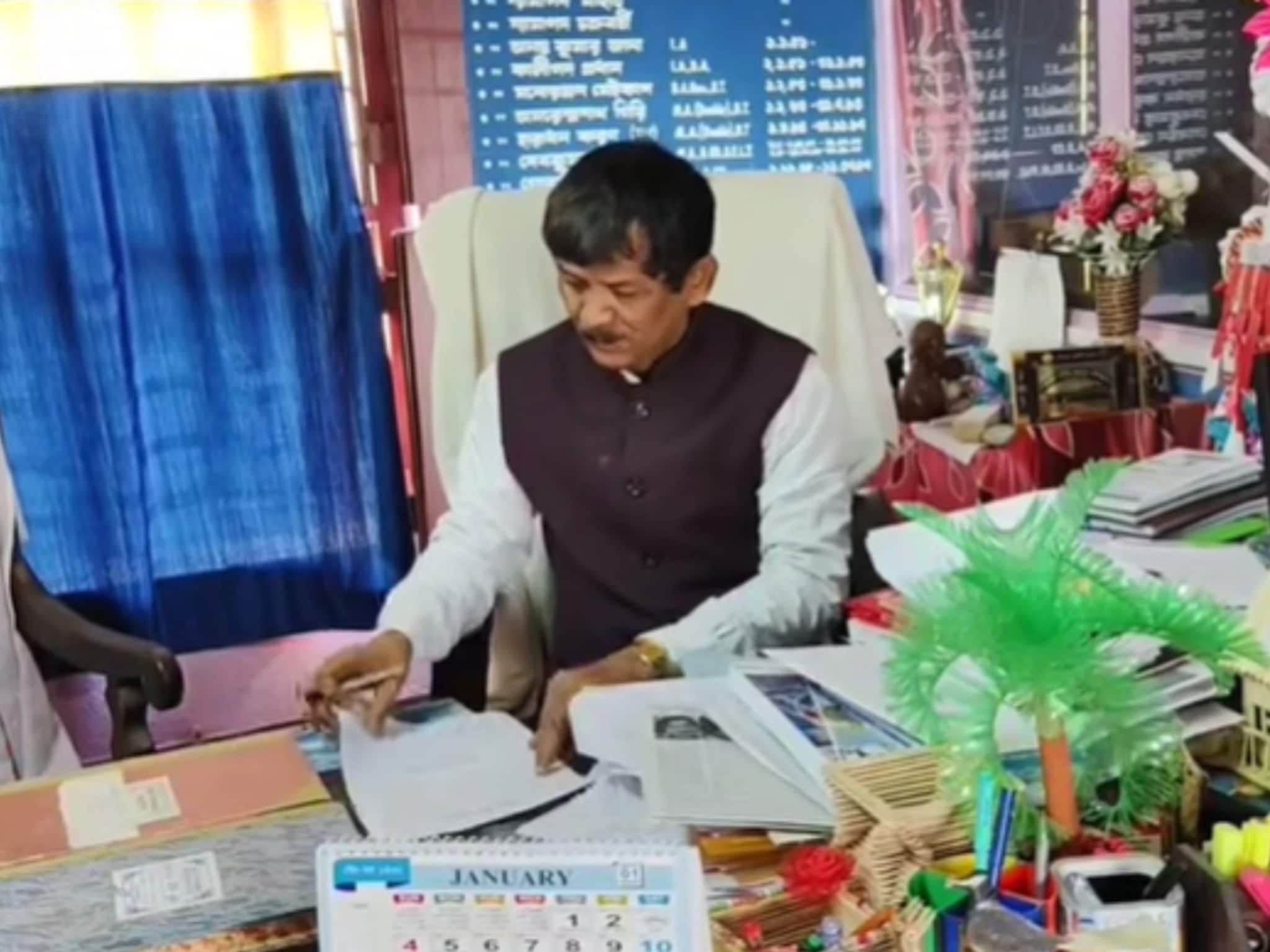 নিজের পড়ার জন্য ৩৫০ টাকার চেয়ে ফেলেছিলেন চোখের জল! এখন তাঁর হাতেই তৈরি বহু গবেষক-অধ্যাপক