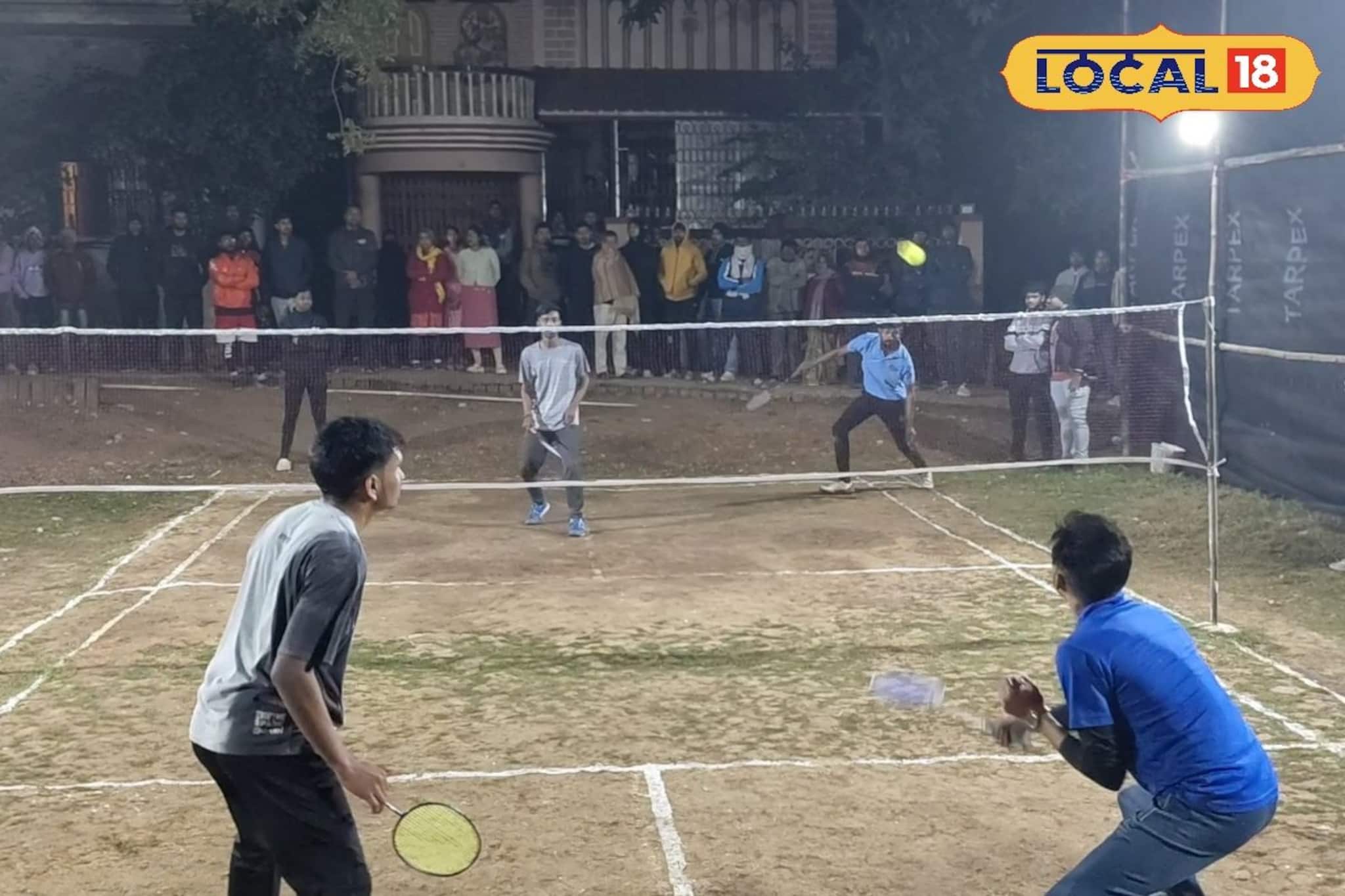 শীতের রাতে ঘাম ঝরাতে ব্যাডমিন্টনের জুড়ি মেলা ভার!! কান্দিতে জমজমাট প্রতিযোগিতার আয়োজন শীতের রাতে ঘাম ঝরাতে ব্যাডমিন্টনের জুড়ি মেলা ভার!! কান্দিতে জমজমাট প্রতিযোগিতার আয়োজন