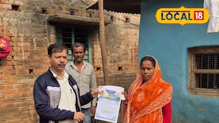 কাগজপত্র তুলে দেওয়া হচ্ছে