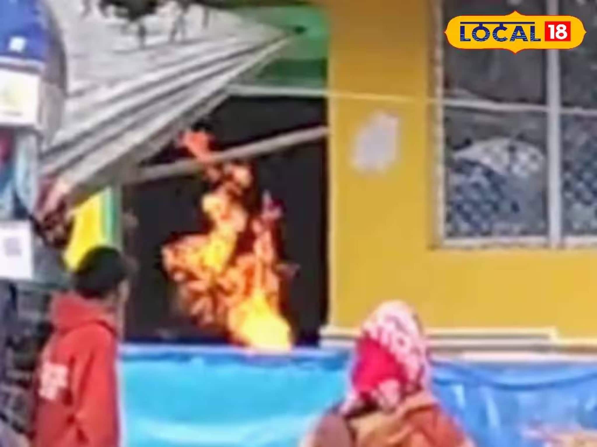 পর্যটকে ঠাসা মুকুটমণিপুরে অগ্নিকাণ্ড! কংসাবতী তীরে আগুনে কাঁপল পর্যটনকেন্দ্র পর্যটকে ঠাসা মুকুটমণিপুরে অগ্নিকাণ্ড! কংসাবতী তীরে আগুনে কাঁপল পর্যটনকেন্দ্র