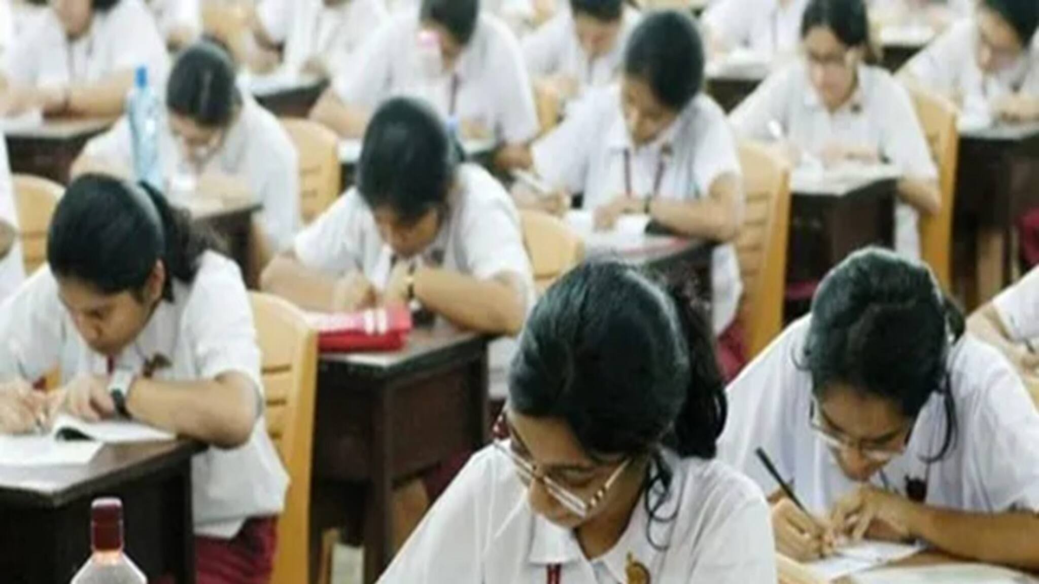 Madhyamik Exam 2026: মাধ্যমিকের বাংলা পরীক্ষায় এবার রচনা কোন কোন বিষয়ে আসতে পারে? রইল শেষ মুহূর্তের সাজেশন