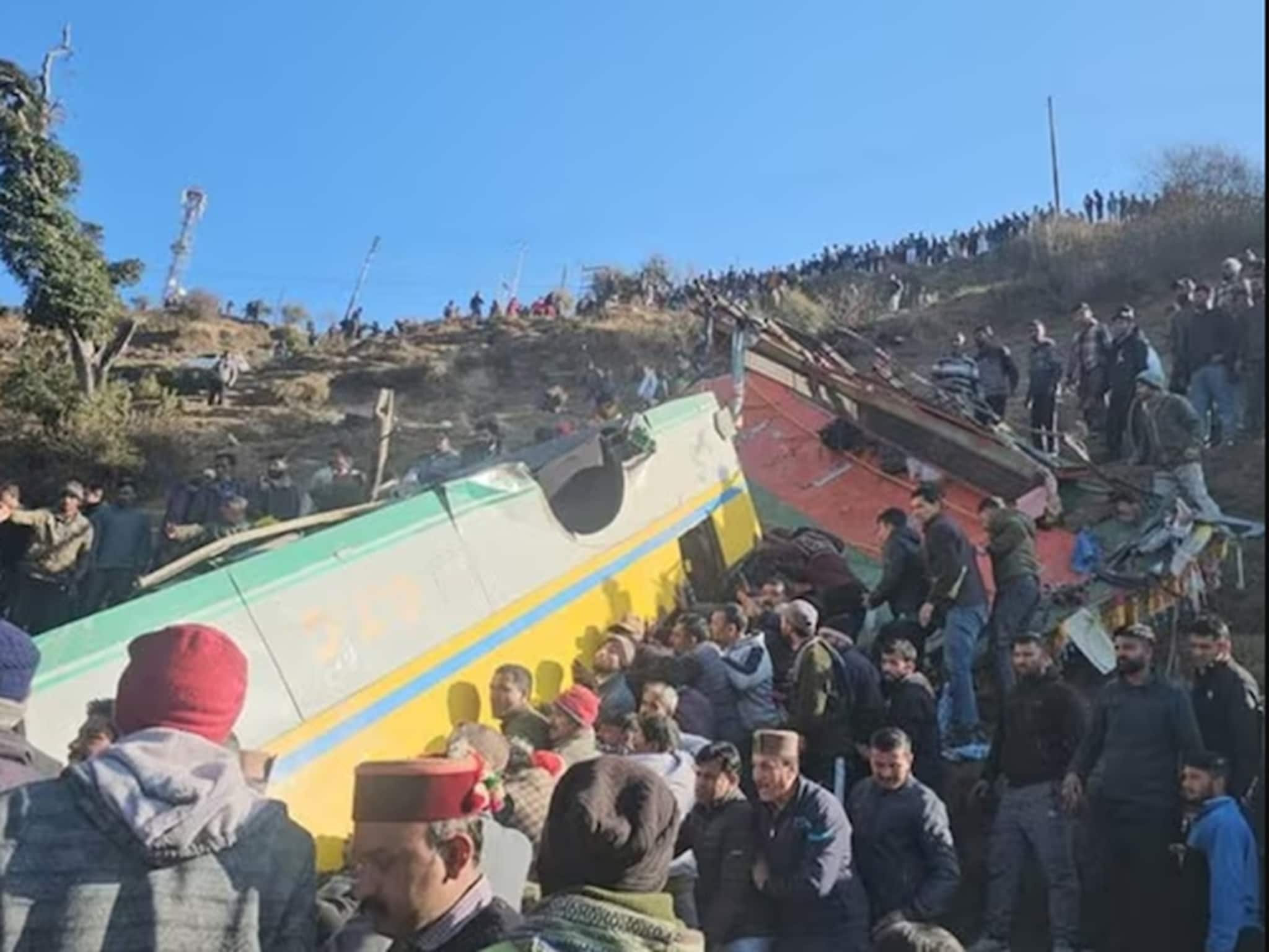 ৩০০ মিটার গভীর খাদে বাস, হিমাচল প্রদেশে ভয়াবহ দুর্ঘটনায় মৃত অন্তত ৭! আহত বহু ৩০০ মিটার গভীর খাদে বাস, হিমাচল প্রদেশে ভয়াবহ দুর্ঘটনায় মৃত অন্তত ৭! আহত বহু