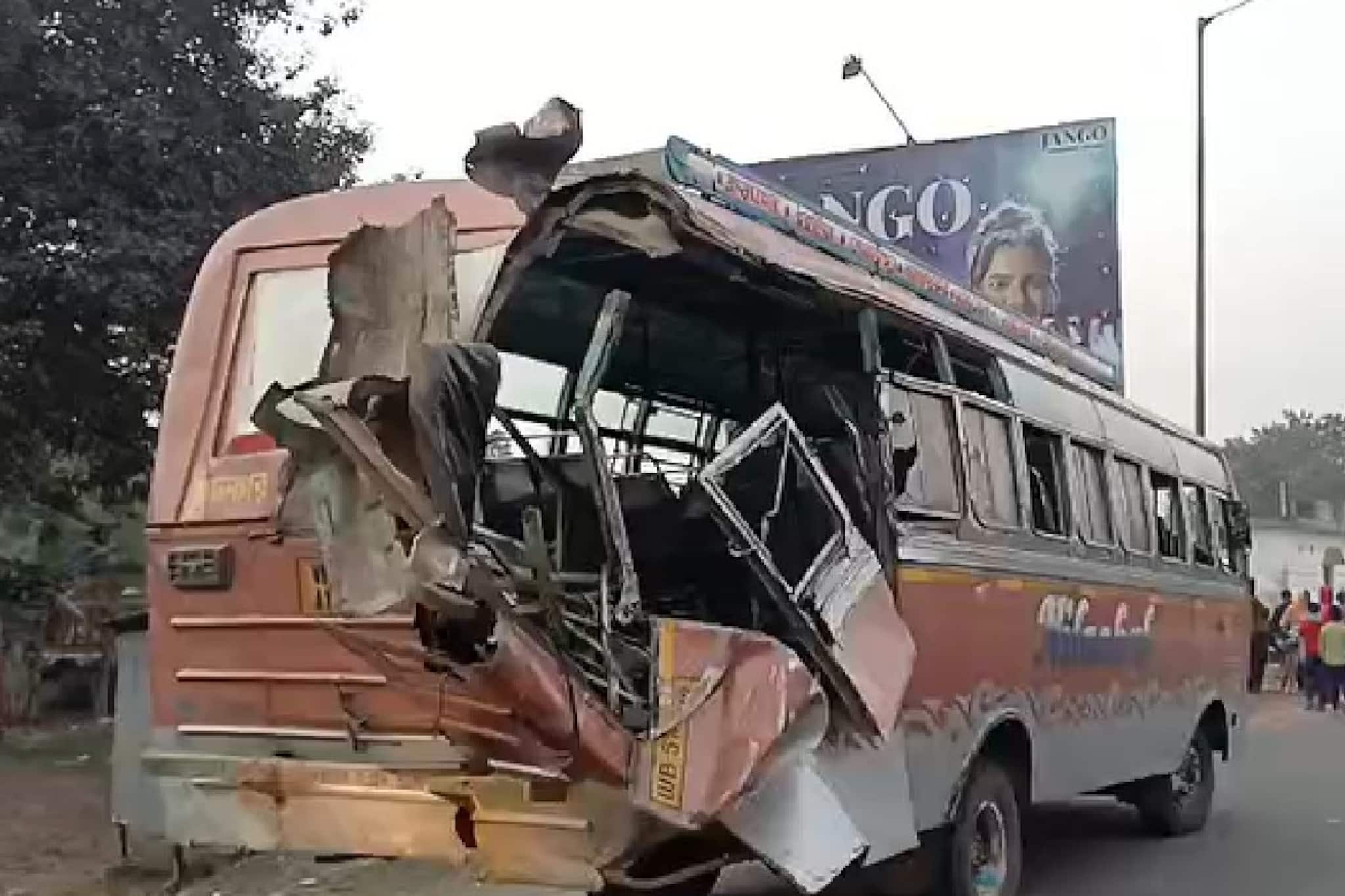নদিয়ার ধুবুলিয়াতে ভয়াবহ দুর্ঘটনা! দুটি বাসের সংঘর্ষে তছনছ, মৃ*ত ৩, আহত বহু নদিয়ার ধুবুলিয়াতে ভয়াবহ দুর্ঘটনা! দুটি বাসের সংঘর্ষে তছনছ, মৃ*ত ৩, আহত বহু