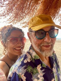 বউ তো নয় যেন নাতনি!২৯বছরের ছোট স্ত্রীকে নিয়ে গোয়ার বিচে কবীর বেদীর,দিলেন সুরায় চুুমুক