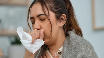 বিশেষ করে উচ্চ বায়ু দূষণযুক্ত শহরগুলিতে, কাশি হল চিকিৎসা পরামর্শ নেওয়ার সবচেয়ে সাধারণ কারণগুলির মধ্যে একটি। কিন্তু প্রতিটি কাশির অর্থ সংক্রমণ নয়। দূষিত বাতাসের কারণে অনেকেরই ক্রমাগত কাশি হয়। দূষণজনিত শুষ্ক কাশির সঙ্গে ভাইরাল কাশির পার্থক্য বোঝা রোগীদের সঠিকভাবে প্রতিক্রিয়া জানাতে এবং অপ্রয়োজনীয় উদ্বেগ বা ওষুধ এড়াতে সাহায্য করতে পারে।