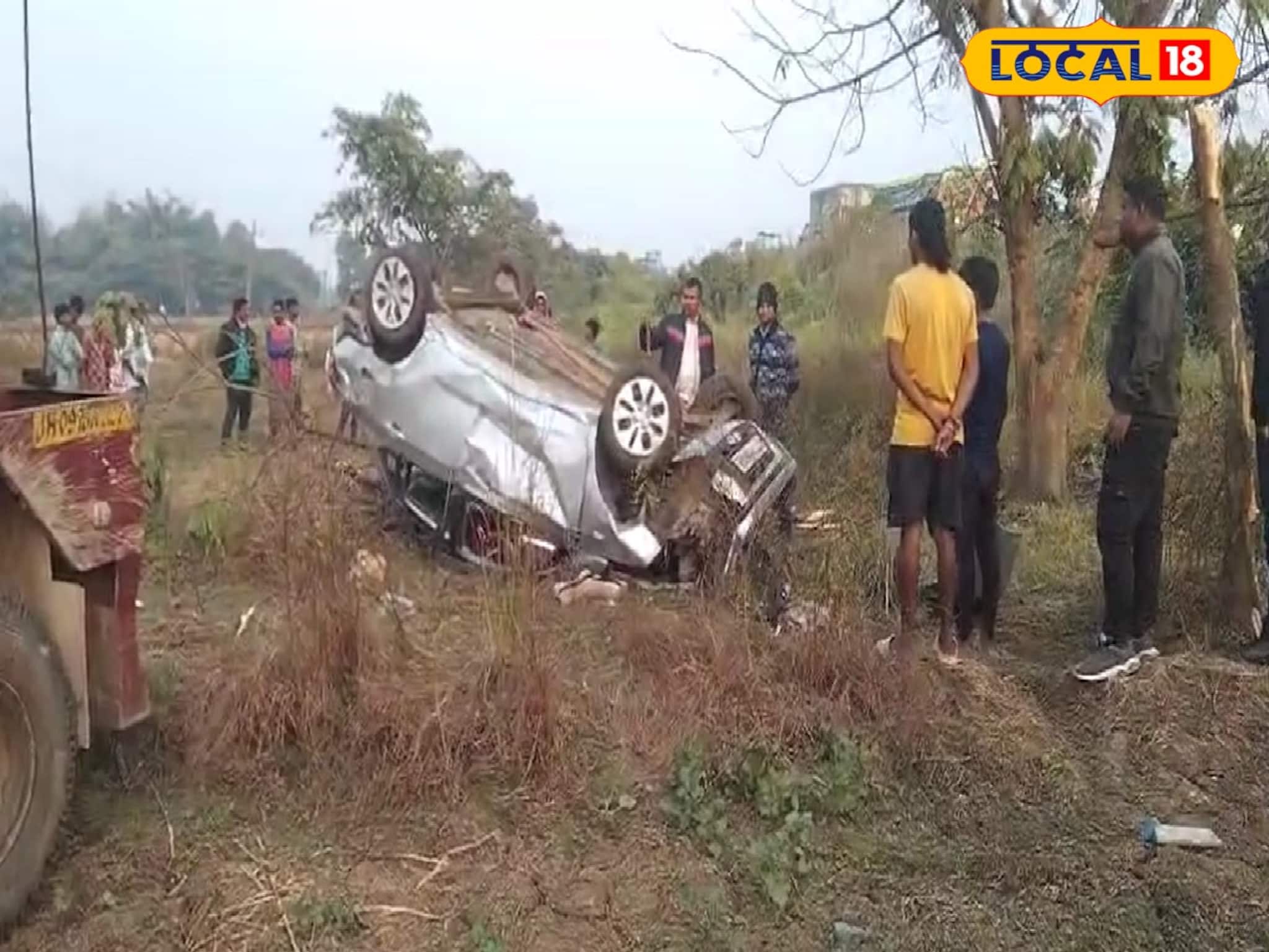 এ যেন সিনেমার শুটিং! জাতীয় সড়ক থেকে উড়ে গাছের উপর পড়ল গাড়ি, জখম ৩