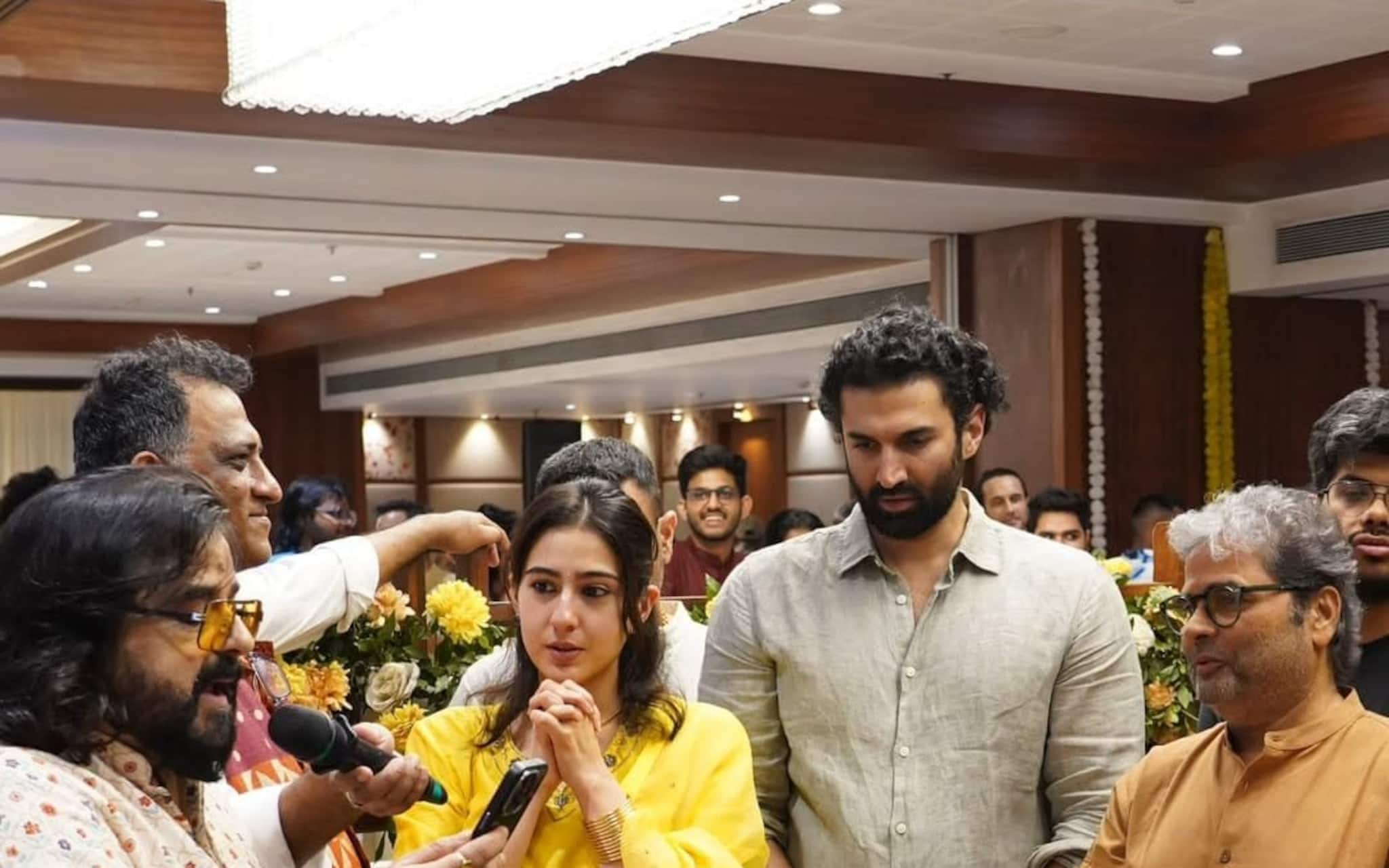 মুম্বইয়ে বাঙালি মেজাজ! অনুরাগ বসুর বাড়ির সরস্বতী পুজোয় একঝাঁক বলিউড তারকারা, একসঙ্গে এলেন সারা–আদিত্য