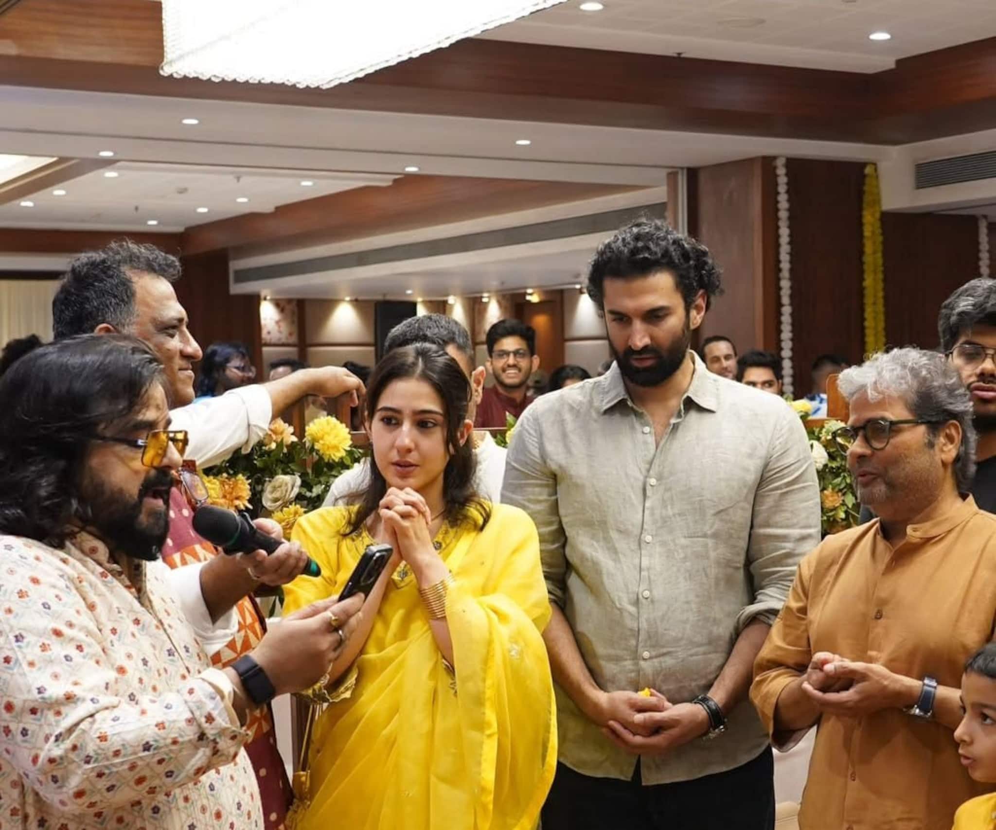 মুম্বইয়ে বাঙালি মেজাজ! অনুরাগ বসুর বাড়ির সরস্বতী পুজোয় একঝাঁক বলিউড তারকারা, একসঙ্গে এলেন সারা–আদিত্য