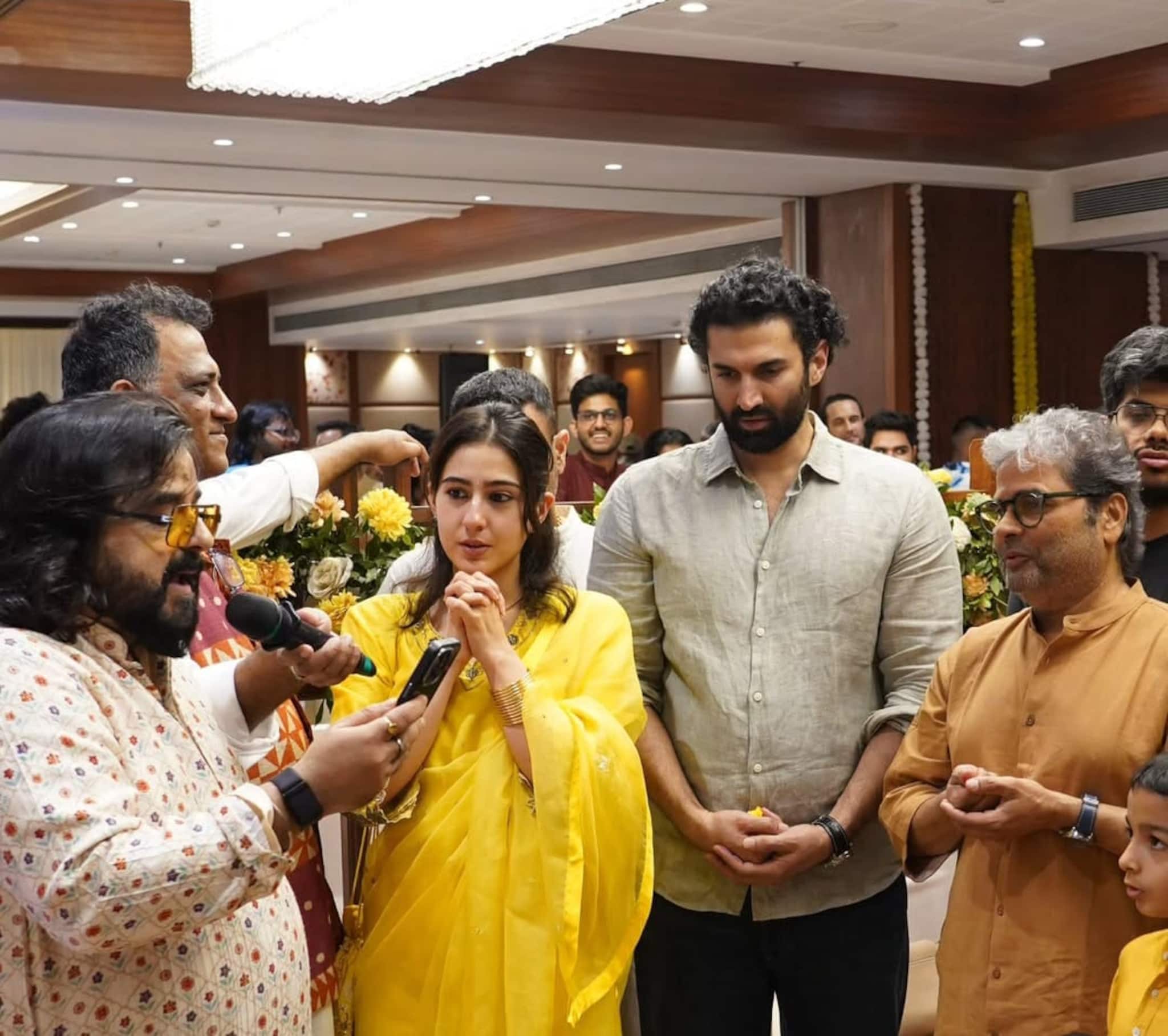 মুম্বইয়ে বাঙালি মেজাজ! অনুরাগ বসুর বাড়ির সরস্বতী পুজোয় একঝাঁক বলিউড তারকারা, একসঙ্গে এলেন সারা–আদিত্য