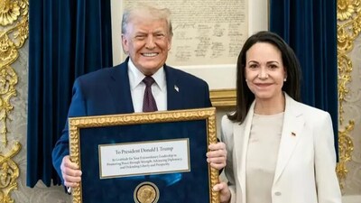 আমেরিকার প্রেসিডেন্ট ডোনাল্ড ট্রাম্পকে নিজের নোবেল শান্তি পুরস্কারের পদক উপহার দিলেন ভেনেজুয়েলার বিরোধী নেত্রী মারিয়া কোরিনা মাচাদো। বৃহস্পতিবার হোয়াইট হাউসে তিনি ট্রাম্পের সঙ্গে সাক্ষাৎ করেন। সেই সময়েই নোবেল শান্তি পুরস্কারটি ট্রাম্পের হাতে তুলে দেন মাচাদো। নোবেল পদক হাতে নিয়ে মার্কিন প্রেসিডেন্ট সোশ্যাল মিডিয়া ট্রুথে কৃতজ্ঞতা প্রকাশ করেছেন। এক পোস্টে তিনি জানান, ‘এই পুরস্কার পারস্পরিক শ্রদ্ধার চমৎকার নিদর্শন।’ (Photo: X)