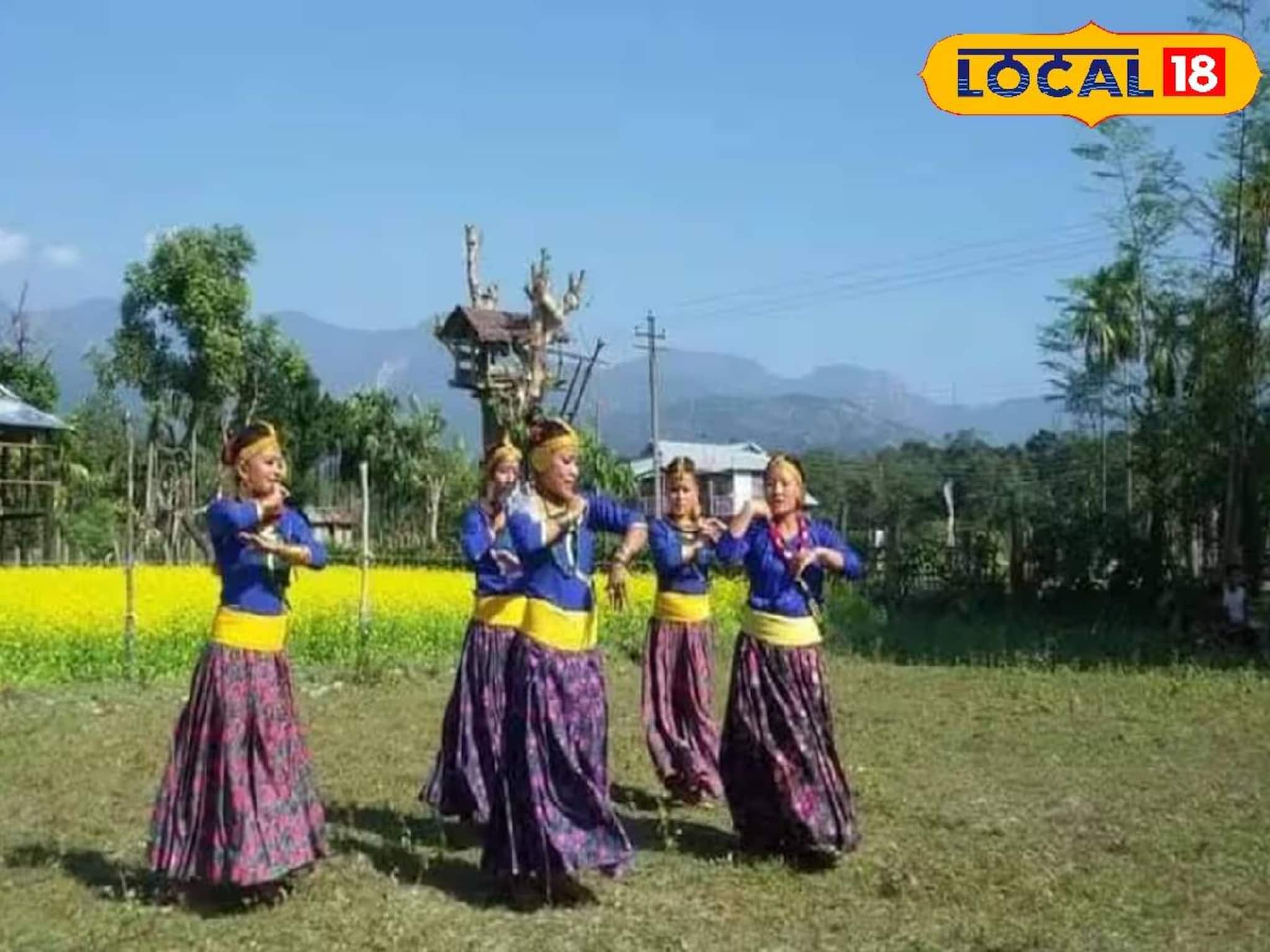 পাহাড়ের কোলে মন মাতানো অনুষ্ঠান! নাচগান-খাওয়াদাওয়ায় জমজমাট 'ডুয়ার্স ডে' পাহাড়ের কোলে মন মাতানো অনুষ্ঠান! নাচগান-খাওয়াদাওয়ায় জমজমাট 'ডুয়ার্স ডে'